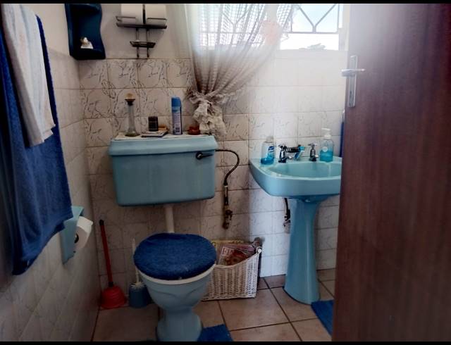4 BEDROOM HOUSE FOR SALE IN KEMPTON PARK AH